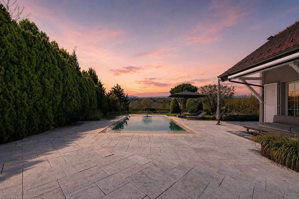 Villa von Ausnahme mit Überlaufschwimmbad