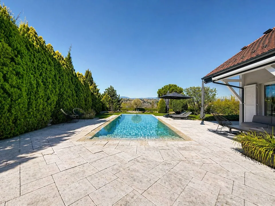 Villa von Ausnahme mit Überlaufschwimmbad