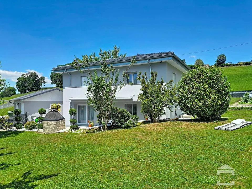 Einzelvilla mit umfangreichem Grundstück und freier Sicht renoviert
