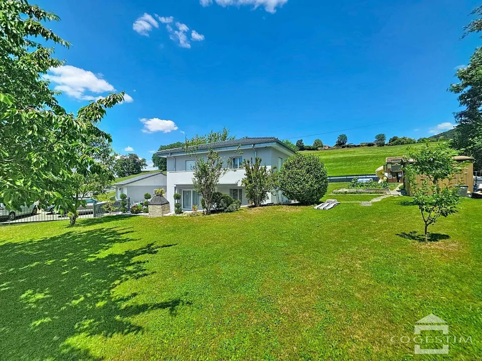 Villa individuelle rénovée avec vaste parcelle et vue dégagée