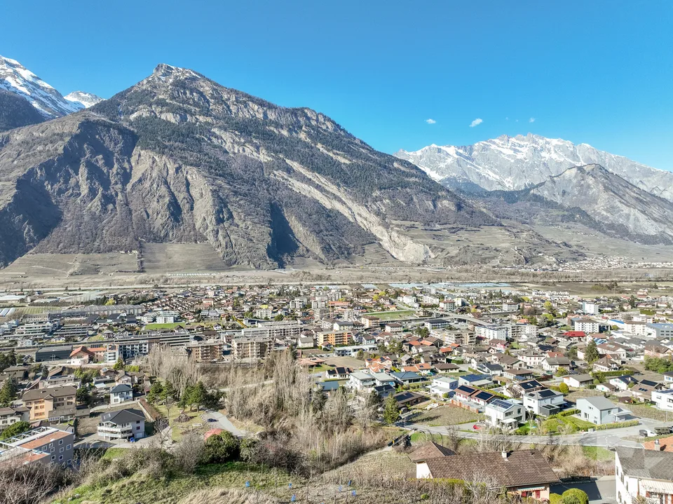 Grand terrain à construire dans le village de Saxon