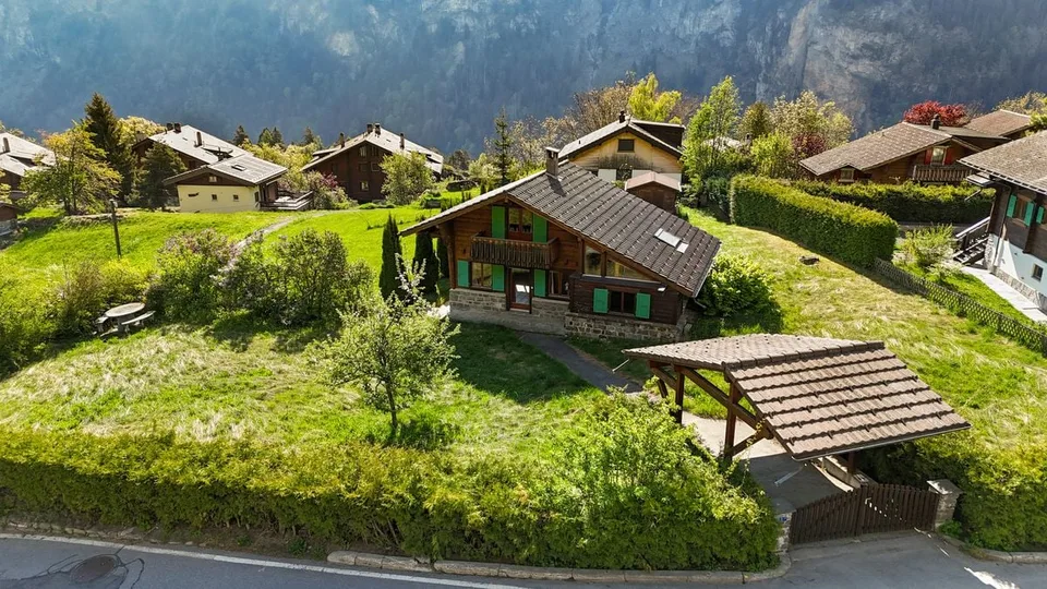 Chalet au coeur des Marécottes, à proximité immédiate de la station avec grand terrain