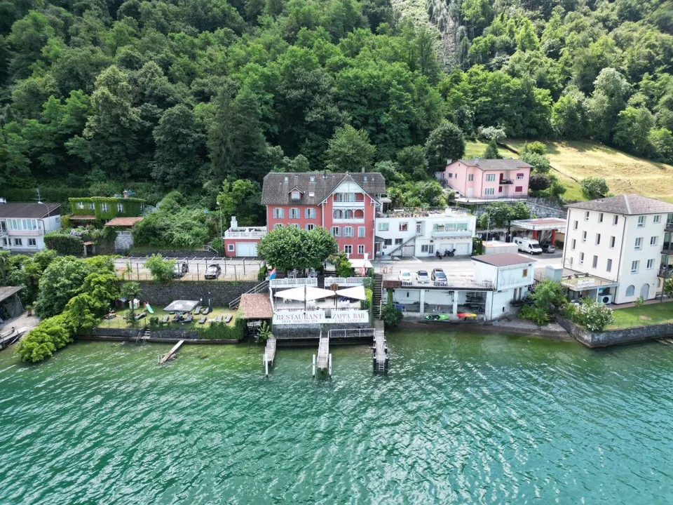 Romantisches Hotel am See mit Privatstrand Restaurant und wunderschöner Aussicht