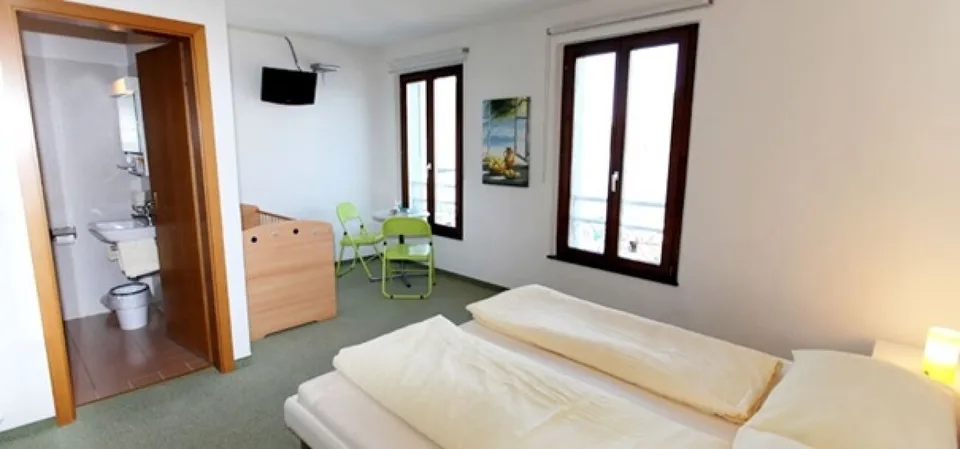 Albergo romantico al lago con spiaggia privata, ristorante e splendida vista