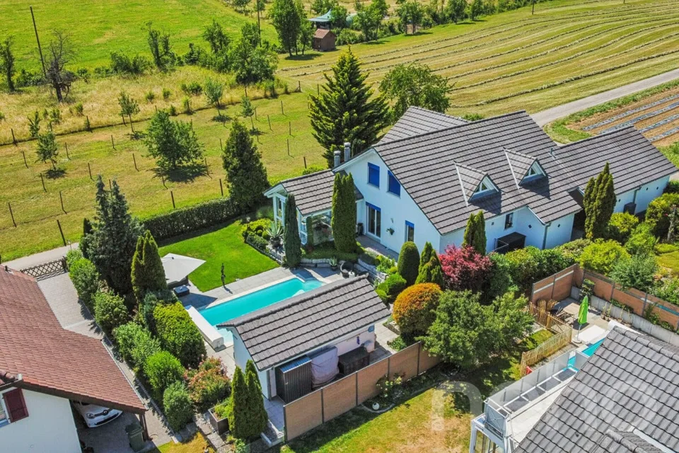 Stilvolles Zuhause mit unverbaubarer Aussicht und Pool – Foto 19 von 20