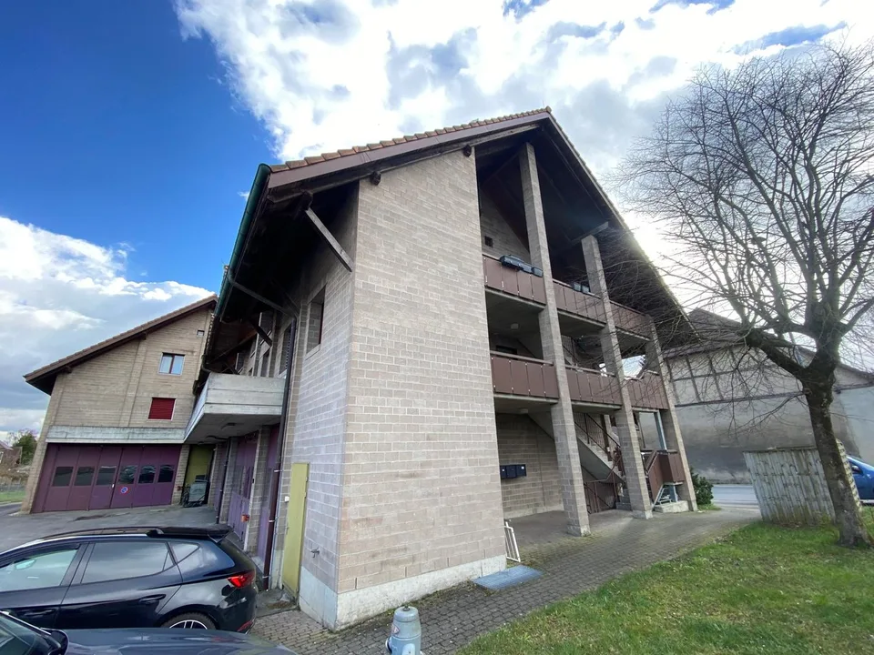 Oltre il 5% di rendita lorda – Appartamento duplex attraente con balcone a Müntschemier