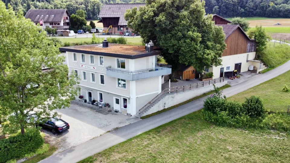Platz für Familie, Tiere und Visionen! Vielseitiges Mehrfamilienhaus in Weiach