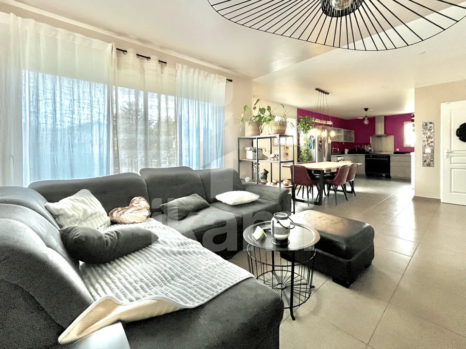 Appartement lumineux avec terrasse et garage à 15 min de Genève