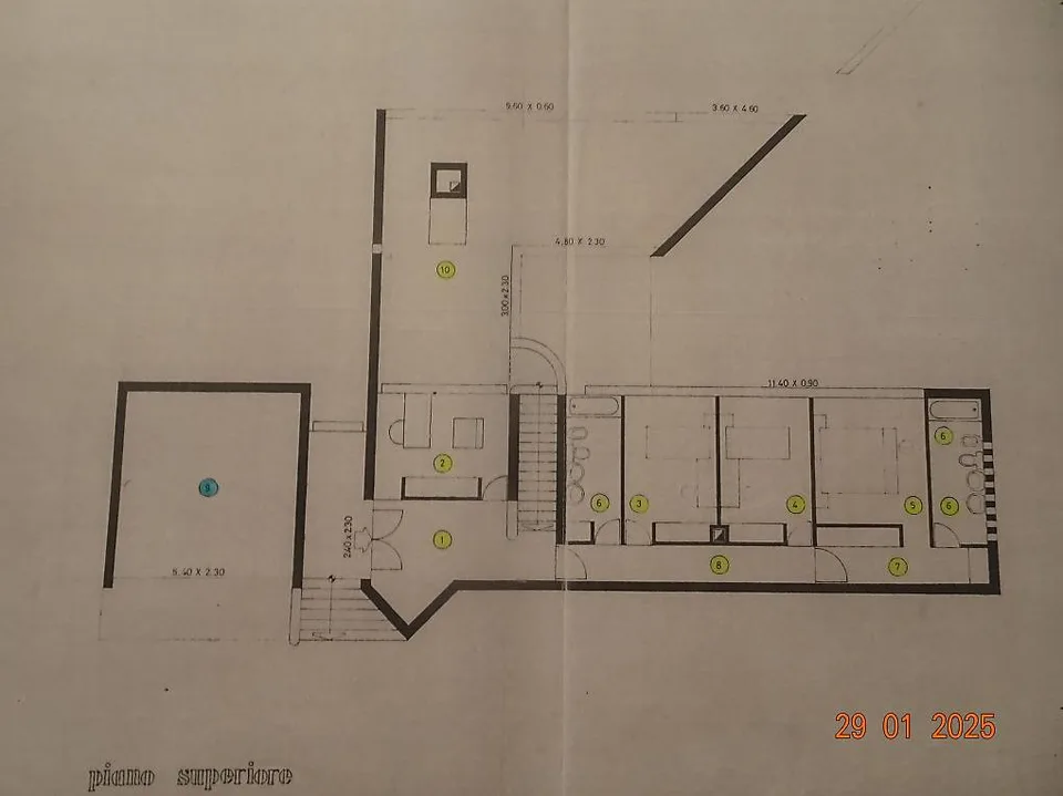 Teilflächen von insgesamt 2 Teilen des Grundstücks und Anbauten zur Renovierung