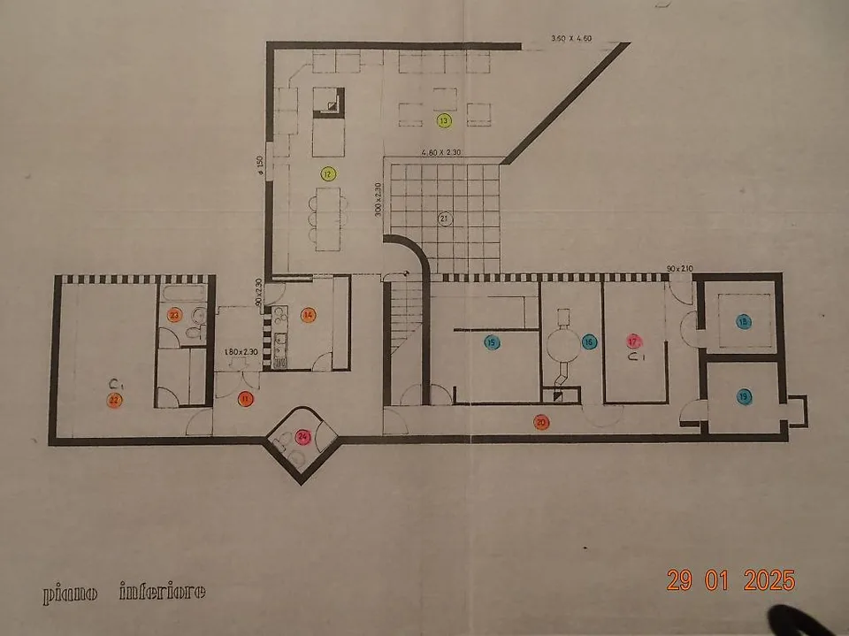 Teilflächen von insgesamt 2 Teilen des Grundstücks und Anbauten zur Renovierung