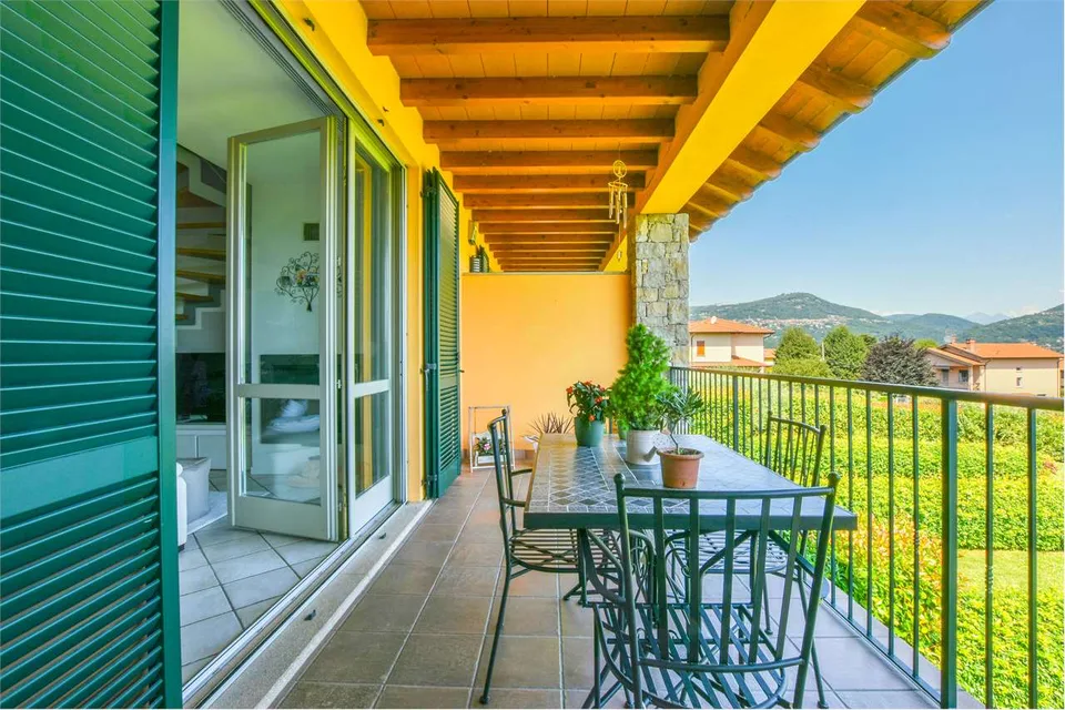 Appartamento su due piani in residence moderno, con vista sul Lago Mag