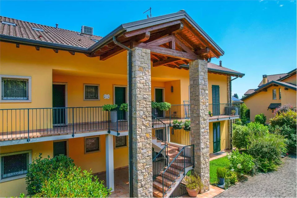 Appartamento su due piani in residence moderno, con vista sul Lago Mag