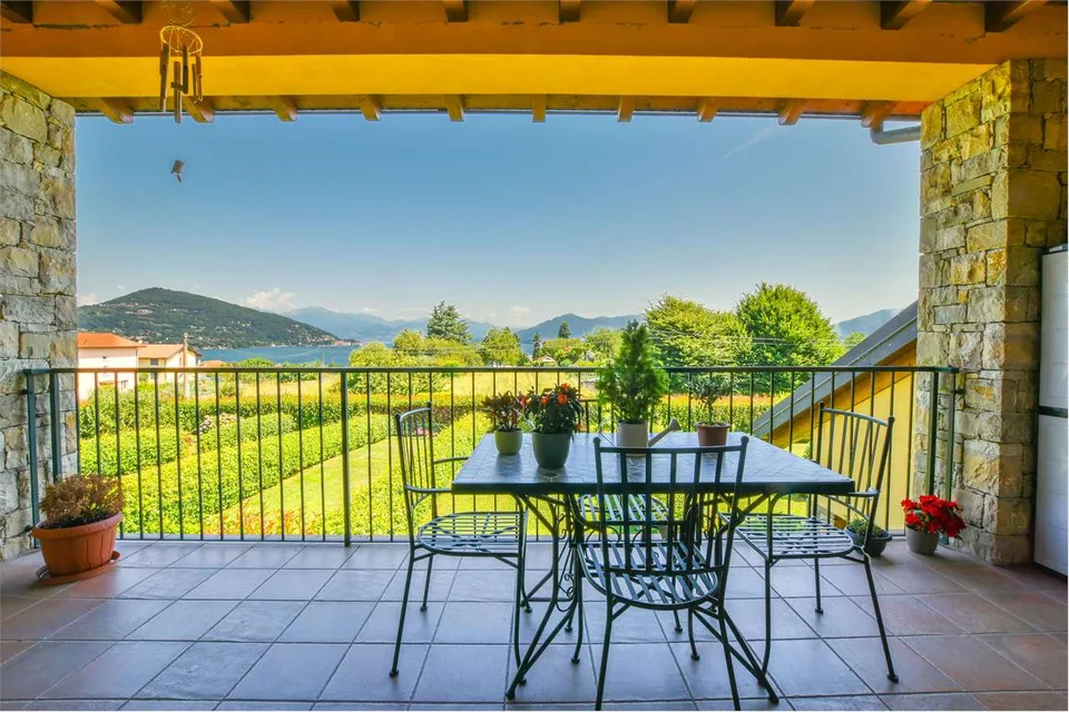 Appartamento su due piani in residence moderno, con vista sul Lago Mag