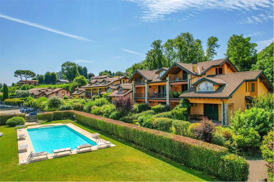 Appartamento su due piani in residence moderno, con vista sul Lago Mag