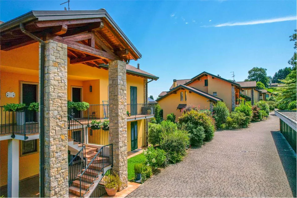 Appartamento su due piani in residence moderno, con vista sul Lago Mag