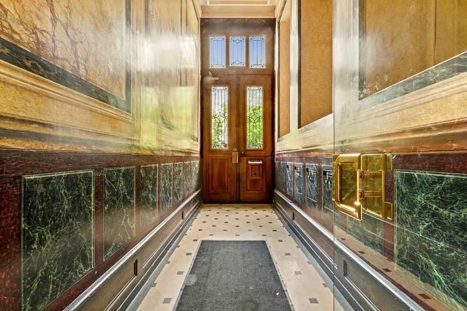 Exceptional private hotel in the heart of the city
