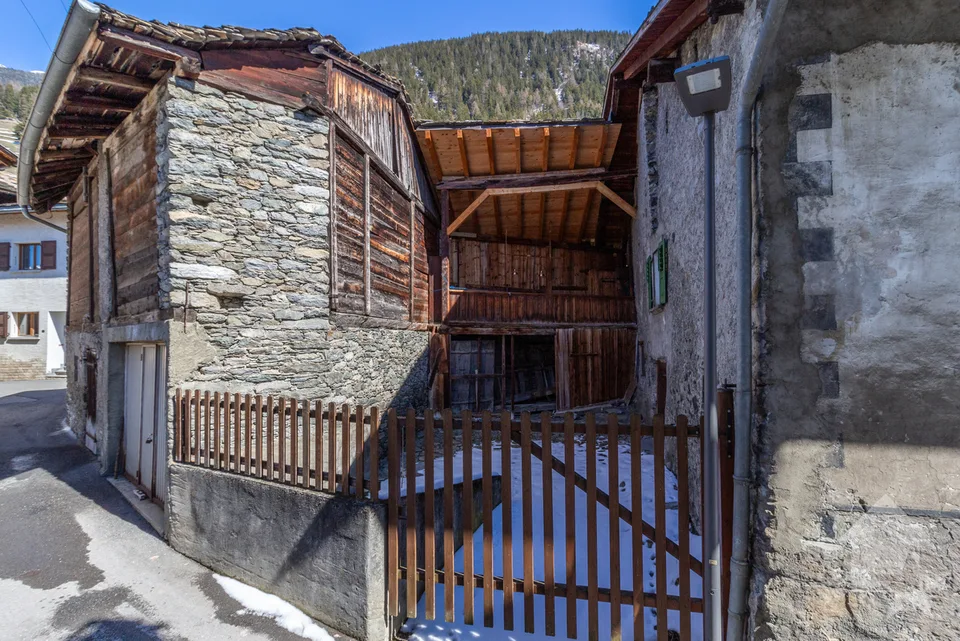 Echtes Dorfhaus aus dem 18. Jahrhundert mit Außenflächen