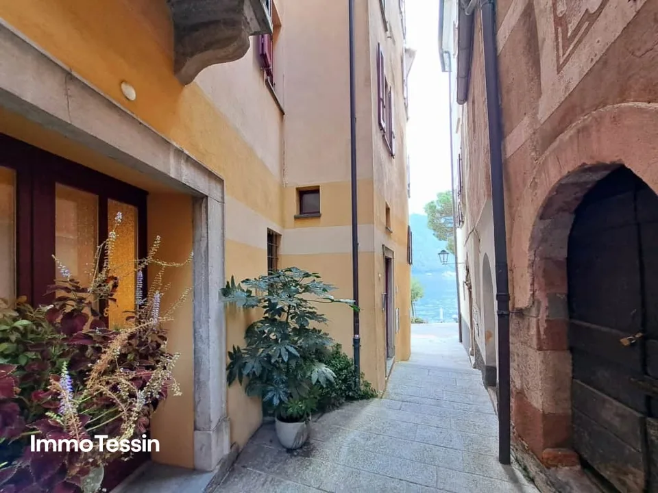 EINMALIG: Renovierungsobjekt an der berühmten Promenade von Morcote im historischen Zentrum