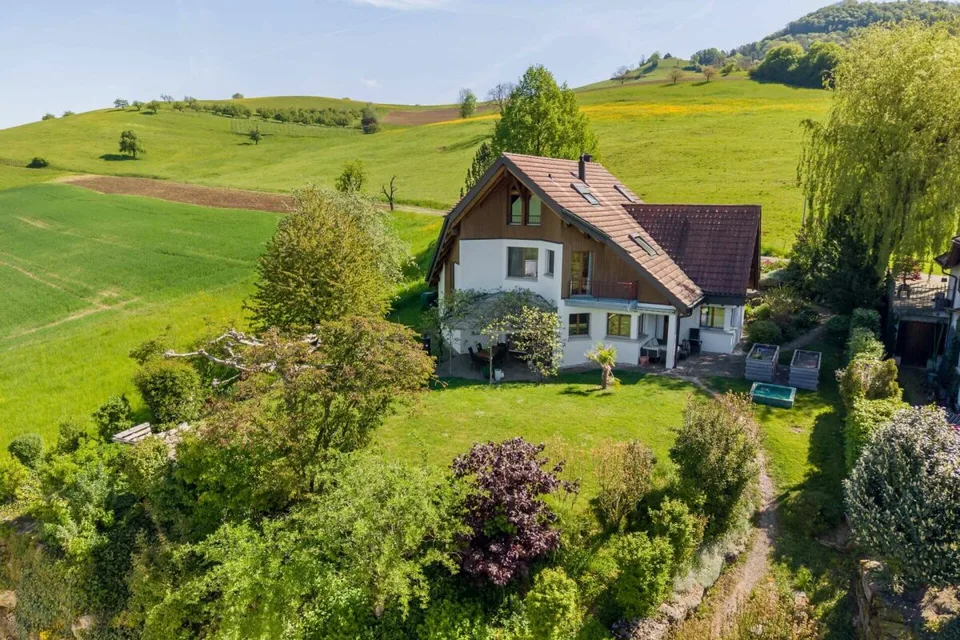 Grosszügiges freistehendes 6.5-Zimmer-Einfamilienhaus mit viel Platz, Ruhe & Privatsphäre - Weitblick ins Mettauertal!