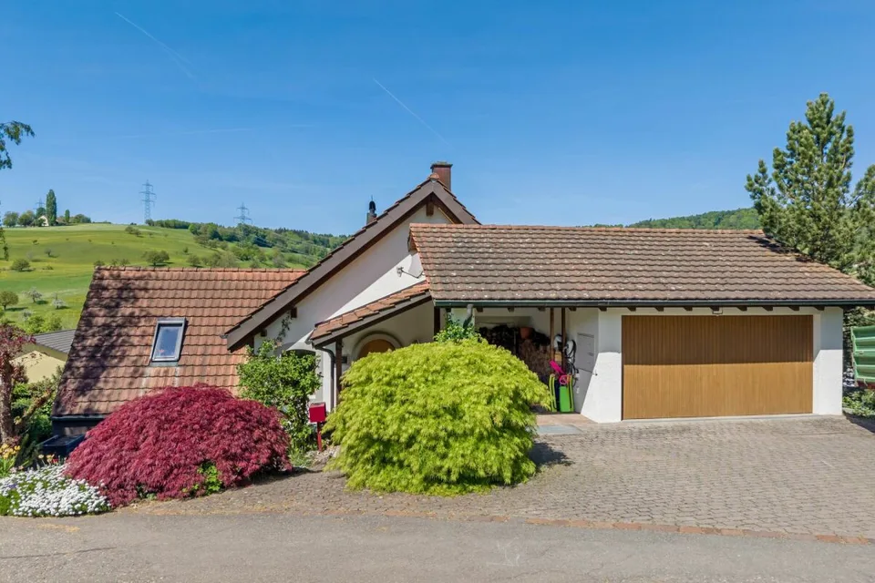 Grosszügiges freistehendes 6.5-Zimmer-Einfamilienhaus mit viel Platz, Ruhe & Privatsphäre - Weitblick ins Mettauertal!