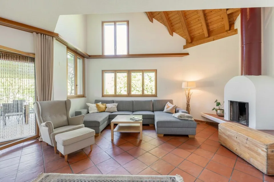 Grosszügiges freistehendes 6.5-Zimmer-Einfamilienhaus mit viel Platz, Ruhe & Privatsphäre - Weitblick ins Mettauertal!