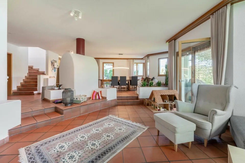 Grosszügiges freistehendes 6.5-Zimmer-Einfamilienhaus mit viel Platz, Ruhe & Privatsphäre - Weitblick ins Mettauertal!