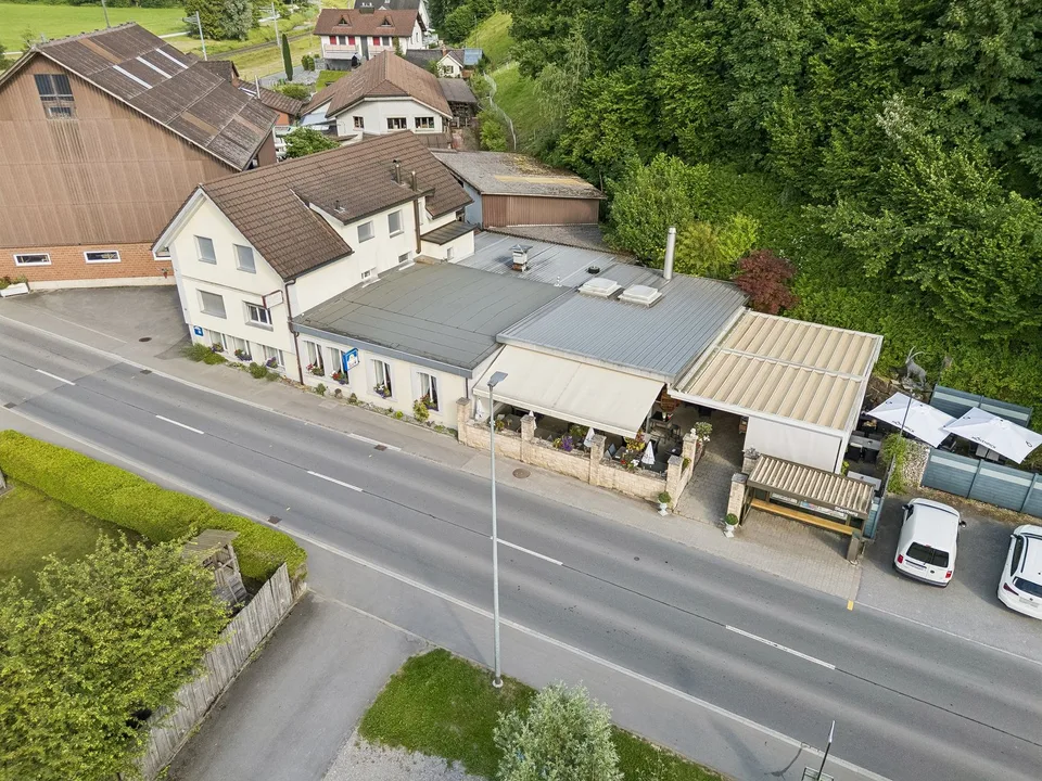 Propriété gastronomique traditionnelle avec espace de vie et grand potentiel