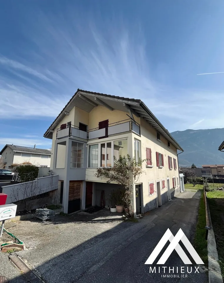 Der Charme von Châtaignier: Dorfhaus mit großem Potenzial und freier Sicht