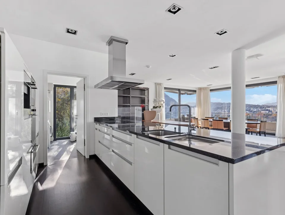 Ikonisches Penthouse mit Dachterrasse und Seeblick