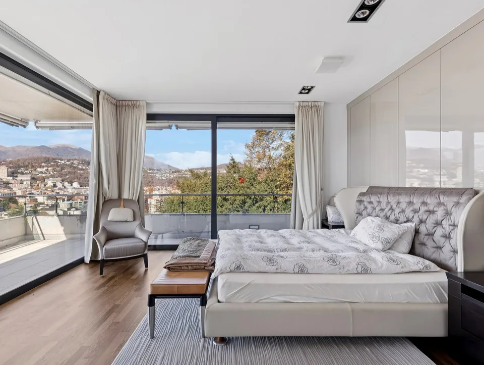 Ikonisches Penthouse mit Dachterrasse und Seeblick