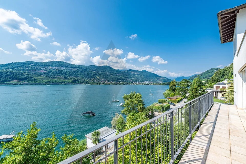 ELEGANTE PROPRIETÀ CON VISTA LAGO E SPIAGGIA PRIVATA – Foto 11 von 12