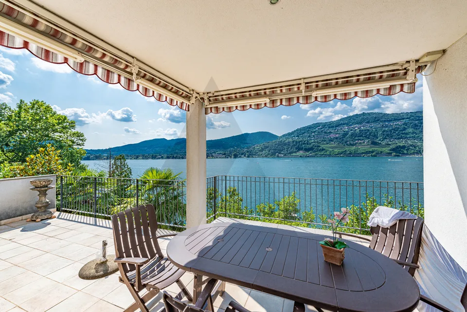 ELEGANTE PROPRIETÀ CON VISTA LAGO E SPIAGGIA PRIVATA
