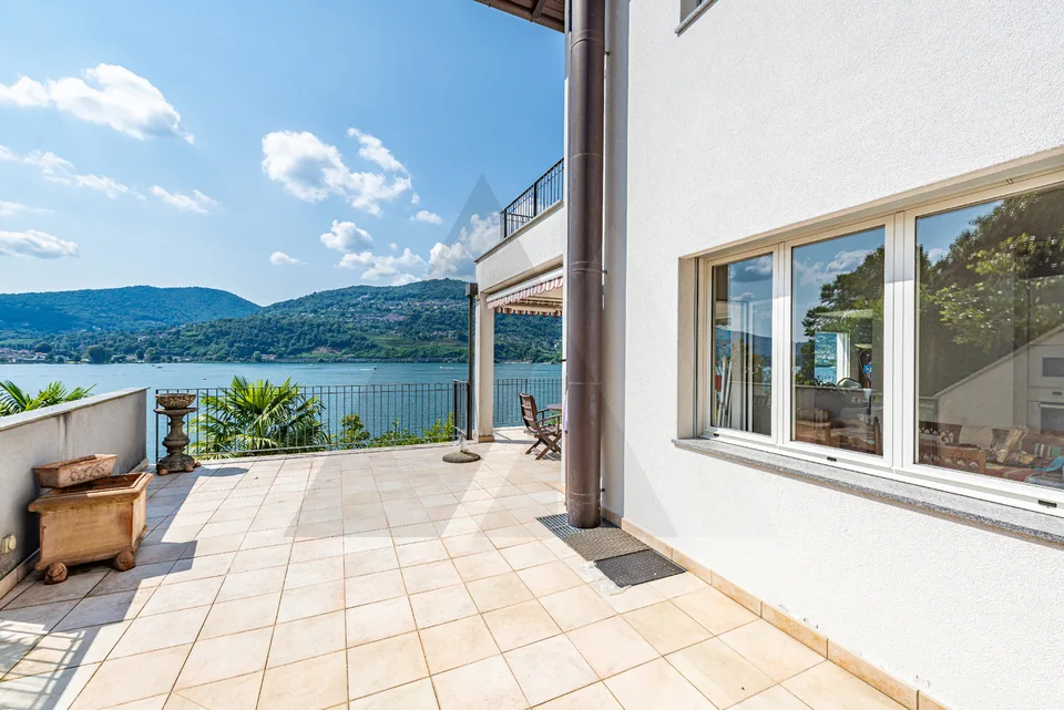 ELEGANTE PROPRIETÀ CON VISTA LAGO E SPIAGGIA PRIVATA – Foto 12 von 12