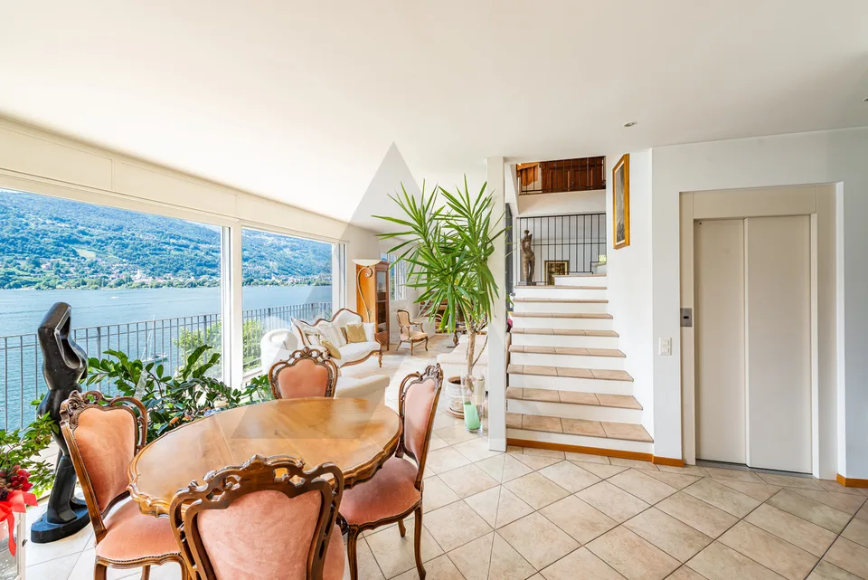 ELEGANTE PROPRIETÀ CON VISTA LAGO E SPIAGGIA PRIVATA