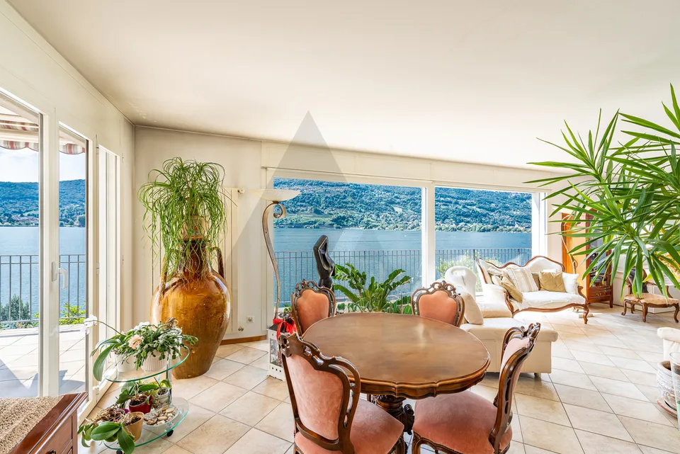 ELEGANTE PROPRIETÀ CON VISTA LAGO E SPIAGGIA PRIVATA
