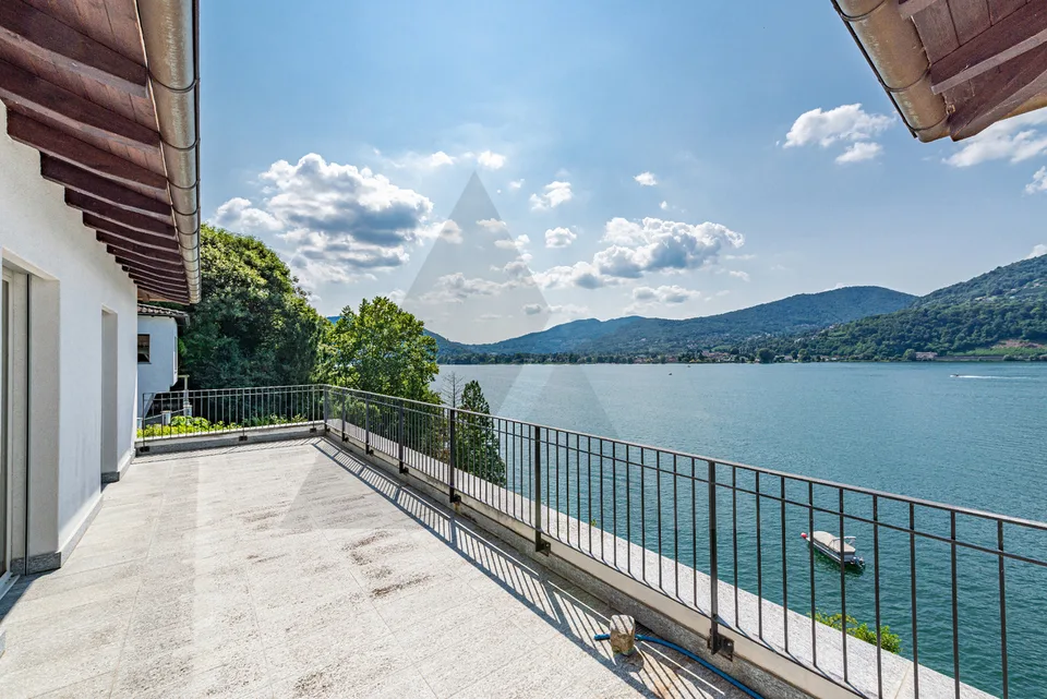 ELEGANTE PROPRIETÀ CON VISTA LAGO E SPIAGGIA PRIVATA