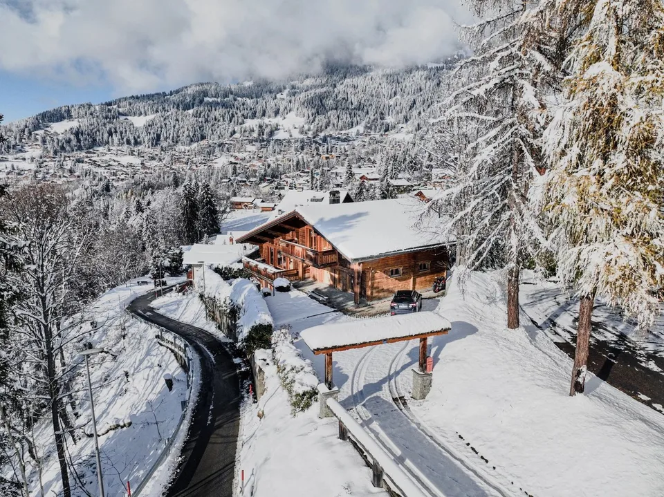 25 39 Chalet ideally located in an Alpine style with all comforts
