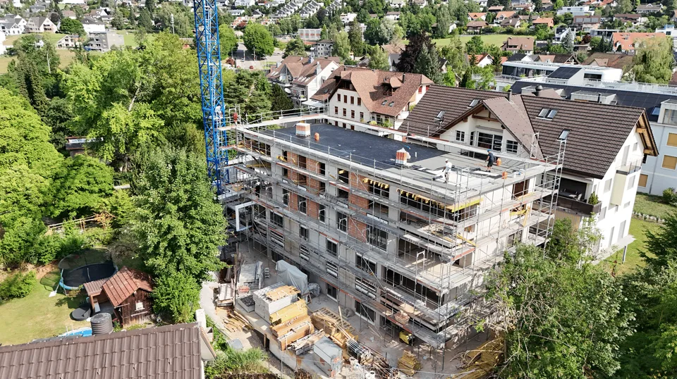 Appartamento Giardino 3.5 Locali a Bäretswil – Moderno, Sostenibile e di Alta Qualità