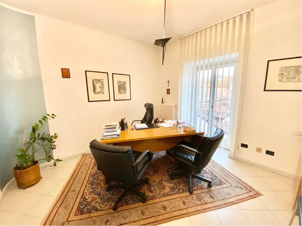 Geräumige Wohnung in einem historischen Gebäude im Zentrum von Luino – Foto 11 von 13