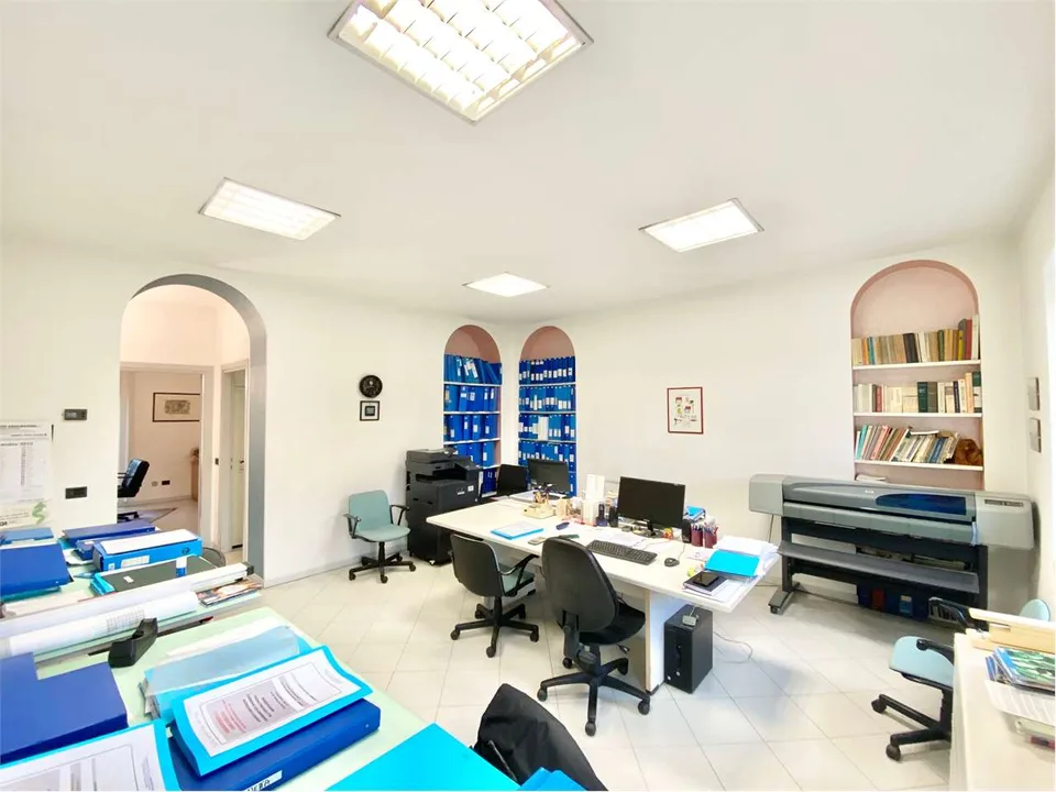 Geräumige Wohnung in einem historischen Gebäude im Zentrum von Luino – Foto 10 von 13