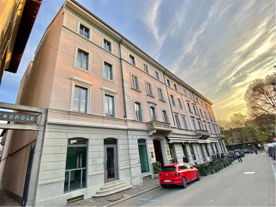 Spazioso appartamento in un palazzo storico nel centro di Luino con as