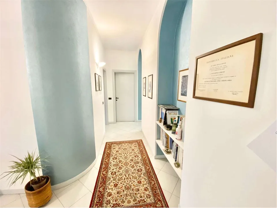Geräumige Wohnung in einem historischen Gebäude im Zentrum von Luino – Foto 6 von 13