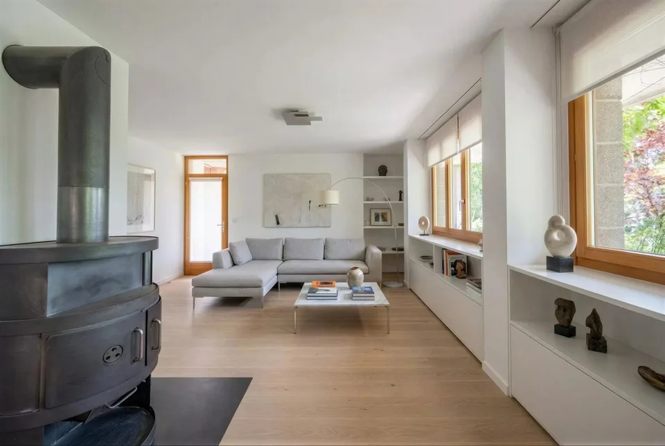 Singular architecture and panoramic views of Lake Geneva.
