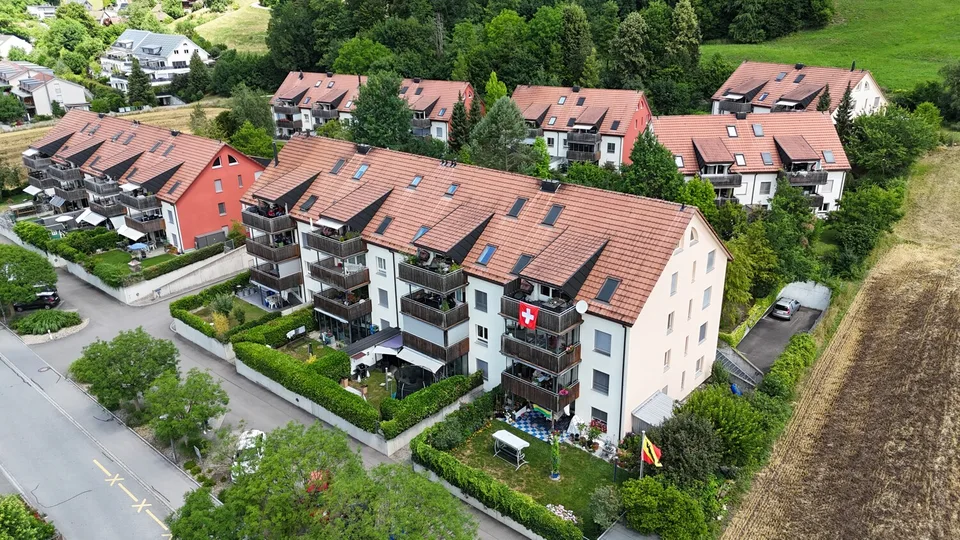 Grosszügige 5.5-Zimmer-Dachmaisonette unter CHF 1 Mio. in naturnaher L