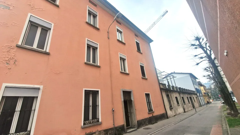 Zentrales Einkommenshaus zur Renovierung mit genehmigter Lizenz