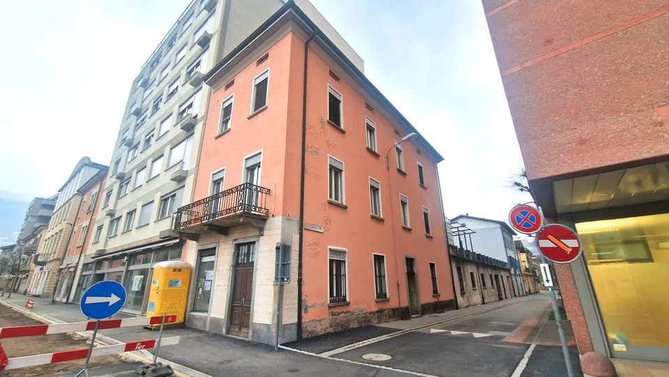 Palazzina a reddito centrale da riattare con licenza approvata.