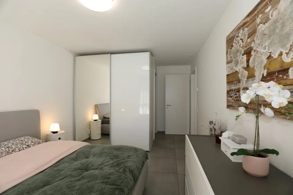 Modernes Appartement im letzten Stock mit offener Aussicht – Foto 12 von 23