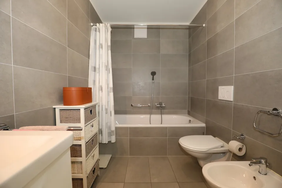 Modernes Appartement im letzten Stock mit offener Aussicht – Foto 14 von 23