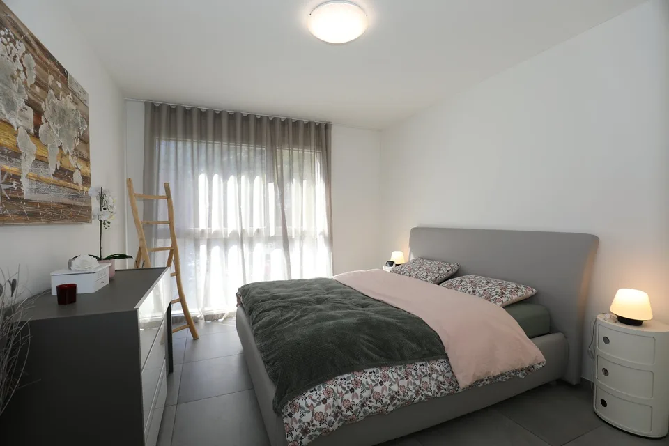Modernes Appartement im letzten Stock mit offener Aussicht – Foto 10 von 23