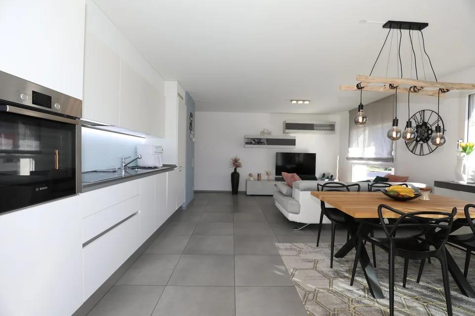 Moderno appartamento all'ultimo piano con vista aperta